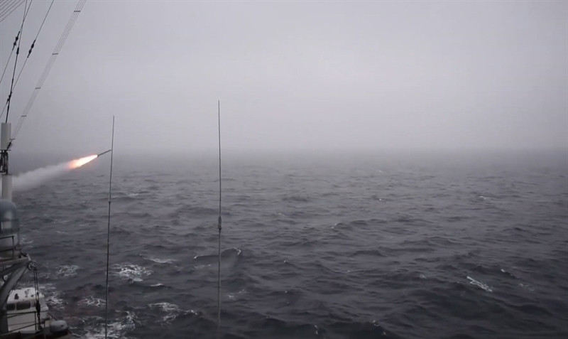 Việc công khai điều thêm biên đội tàu chiến với tuần dương hạm Marshal Ustinov đến Syria được Nga thông báo ngay sau khi Ngoại trưởng Nga Sergei Lavrov tuyên bố: "Có sự tồn tại của bộ binh Nga trong chiến dịch của quân đội Syria tại Idlib và bộ binh cùng vũ khí hạng nặng của Nga sẽ đáp trả bất cứ lực lượng nào tấn công Moscow tại Syria".