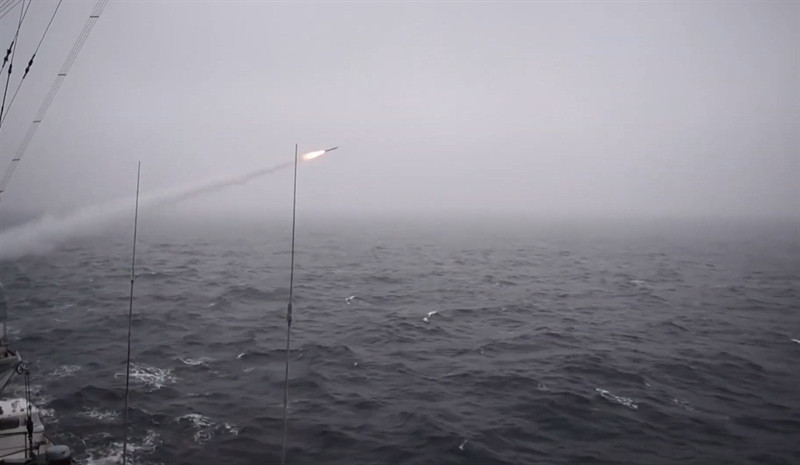 Tuyên bố của ông Lavrov cũng là lần đầu tiên Nga thừa nhận sự hiện diện của bộ binh nước này tại Syria. Trước đó đã có rất nhiều các cuộc điều tra và báo cáo cho thấy sự hiện diện của lực lượng này tại Syria trong nhiều tháng qua. Lần gần đây nhất là khi phe đối lập của chính quyền Syria phát hiện ra Nga triển khai binh lính vào hồi tháng 7/2019. Tuy nhiên, không rõ thông điệp Nga sẽ dùng "vũ khí hạng nặng đáp trả" được ông Lavrov nhắc đến đang hướng đến lực lượng nào.