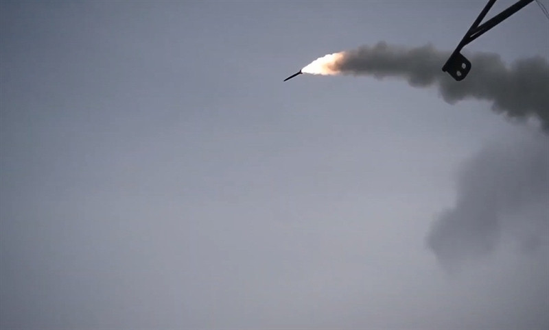 Về vũ khí chống ngầm, Marshal Ustinov được trang bị 2 cụm, mỗi cụm 5 ống phóng ngư lôi 533mm và 2 cụm, mỗi cụm 6 ống phóng tên lửa săn ngầm nước sâu RBU6000 có tầm bắn 6km (48 quả). Ngoài ra, Moscow còn được trang bị 8 cụm 10 ống phóng tên lửa nhử mồi PK-10 và 2 cụm 2 ống phóng tên lửa nhử mồi PK-2.