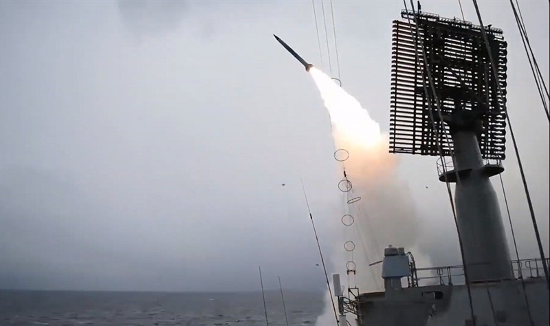 Hệ thống phóng của nó được bố trí ở phần đầu tàu, bên trái 4 cụm, bên phải 4 cụm (mỗi cụm 2 ống phóng). P-500 có vận tốc 1,7Mach, tầm bắn 550km. Tên lửa có thể lắp đặt đầu đạn hạt nhân lượng nổ 350 kiloton, hoặc đầu đạn thường nặng 1000kg.