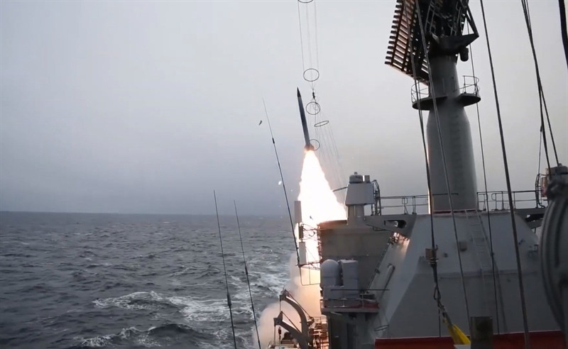 Được biết, Marshal Ustinov là chiếc tuần dương hạm cỡ lớn thứ 3 còn lại trong Hải quân Nga. Về vũ khí, Marshal Ustinov được trang bị 16 quả tên lửa chống hạm siêu âm tầm xa P-500 Bazalt (NATO gọi là SS-N-12 Sandbox).