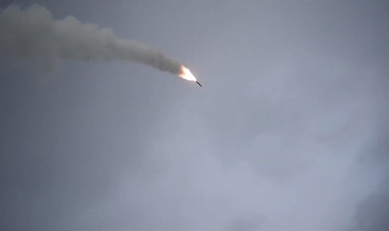 Về vũ khí phòng không, tàu tuần dương Marshal Ustinov được trang bị chủ yếu là 64 quả tên lửa hạm đối không tầm xa S-300F, là phiên bản trên hạm của tên lửa phòng không mặt đất S-300PMU. Loại tên lửa này có tầm bắn 150km với máy bay và 30km với tên lửa đạn đạo, độ cao tác chiến 27km, bộ chiến đấu nặng 90kg. Hệ thống ống phóng được bố trí thành 2 cụm bên trái, phải của đuôi tàu.