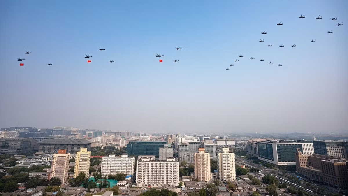 Máy bay ném bom H-6N được giới thiệu trong màn trình diễn trên không có thiết bị điện tử tiên tiến và lần đầu tiên trong dòng máy bay ném bom Trung Quốc bổ sung thêm vòi tiếp nhiên liệu, máy bay này cũng liên quan trực tiếp đến quá trình phát triển lực lượng hạt nhân Trung Quốc.