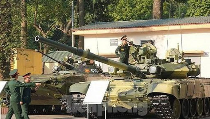 Ngoài pháo chính xe tăng T-90S còn được trang bị 1 đại liên đồng trục 7,62 mm PKTM và 1 súng máy phòng không NSVT cỡ 12,7 mm có thể điều khiển bắn từ bên trong xe.
