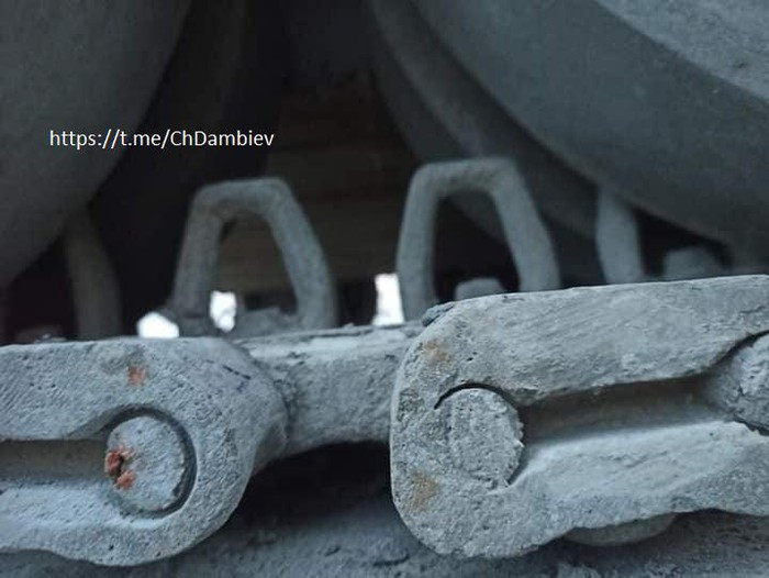 Còn Binh chủng Tăng - Thiết giáp Quân đội nhân dân Việt Nam lại xây tượng đài xe tăng, tiết kiệm hơn, mà vẫn đảm bảo mục đích trưng bày.