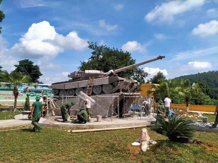 "Các nhà điêu khắc quân đội đã cố gắng tái tạo giống bản gốc. Có thể thấy súng máy phòng không 12,7 ly Utes lắp trên tượng đài rất thật".