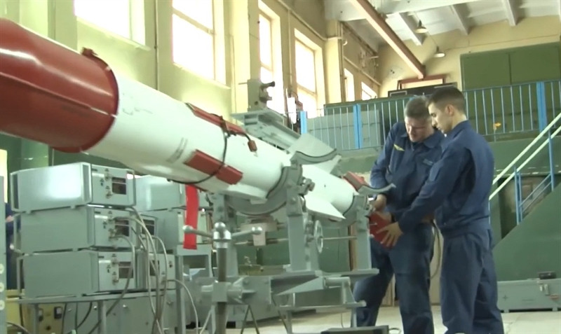 R-37M hiện là tên lửa không đối không duy nhất trên thế giới có tầm bắn hơn 300 km, mặc dù nó vẫn kém hơn một chút so với tên lửa vượt siêu thanh Zircon với tốc độ Mach 8, nhưng R-37M (có tốc độ trên Mach 5) có thể theo dõi mục tiêu thông qua sự kết hợp của radar chủ động và bán chủ động, có thể nói là nó hoàn toàn độc lập với phương tiện phóng và có khả năng tấn công các mục tiêu tàng hình.