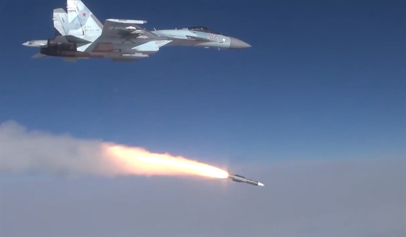 Việc bổ sung tên lửa không đối không tầm xa R-37M mang lại cho Su-35 khả năng đánh chặn tên lửa hành trình của đối phương trước khi nó được phóng đi.