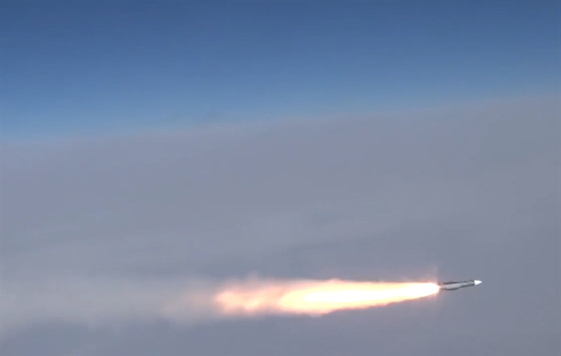 Khi trực tiếp đối mặt với mục tiêu tấn công, trong giai đoạn bay cuối, tên lửa sẽ kích hoạt radar dẫn đường của đầu đạn, sau khi khóa mục tiêu, tên lửa sẽ hiệu chỉnh tuyến đường bay một lần cuối cùng.