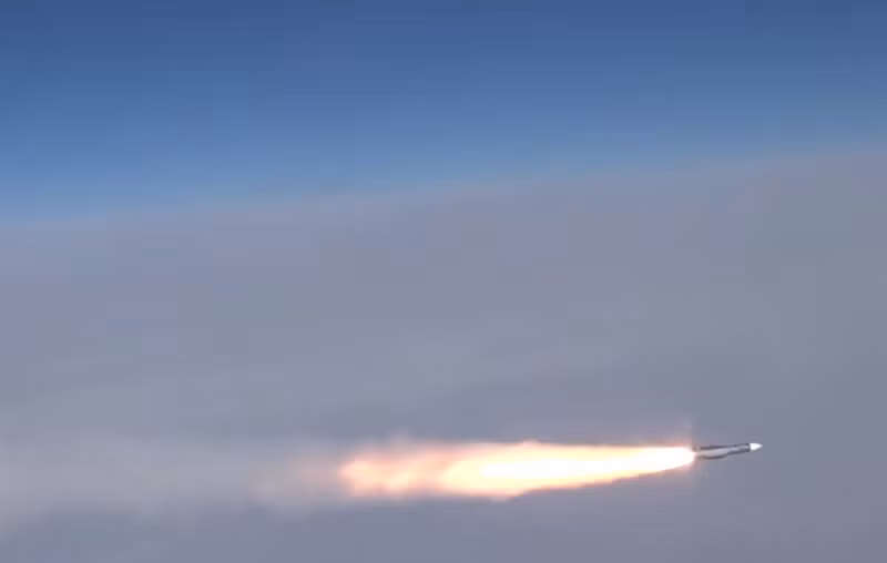 Khi trực tiếp đối mặt với mục tiêu tấn công, trong giai đoạn bay cuối, tên lửa sẽ kích hoạt radar dẫn đường của đầu đạn, sau khi khóa mục tiêu, tên lửa sẽ hiệu chỉnh tuyến đường bay một lần cuối cùng.