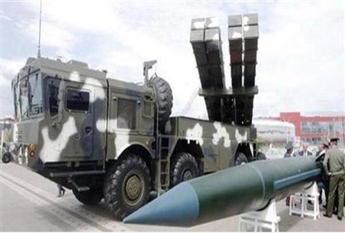 Tầm bắn của Polonez vươn tới cự ly 200 km, độ sai lệch 30 - 50 m. Ngoài ra tổ hợp này còn có thể mang theo 2 container cỡ lớn tương thích tên lửa đạn đạo chiến thuật M20 (cũng do Trung Quốc phát triển).