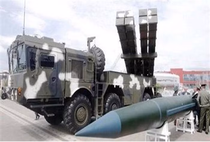 Tầm bắn của Polonez vươn tới cự ly 200 km, độ sai lệch 30 - 50 m. Ngoài ra tổ hợp này còn có thể mang theo 2 container cỡ lớn tương thích tên lửa đạn đạo chiến thuật M20 (cũng do Trung Quốc phát triển).