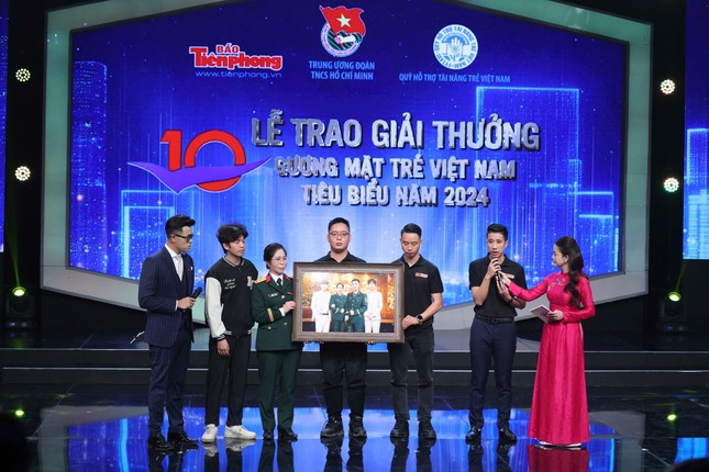 Guong mat tre Phung Quang Trung: Phuc dung ngan anh liet si tu trai tim