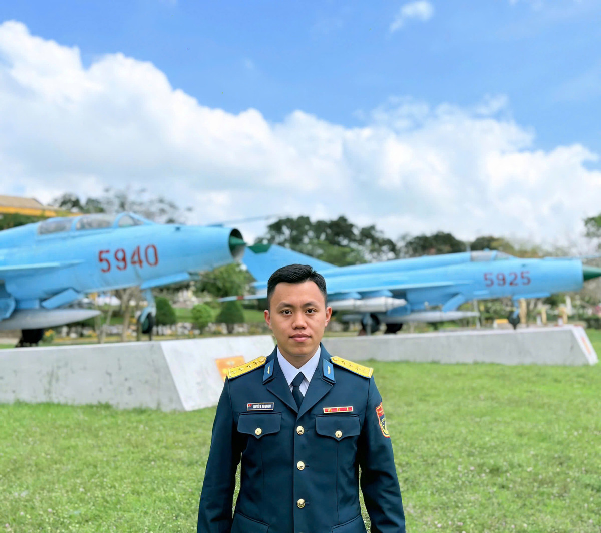 Dai uy Nguyen Hoang Hai Quang: Duoi canh bay la thieng lieng To quoc-Hinh-2