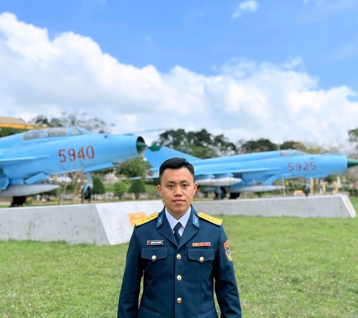 Dai uy Nguyen Hoang Hai Quang: Duoi canh bay la thieng lieng To quoc-Hinh-2