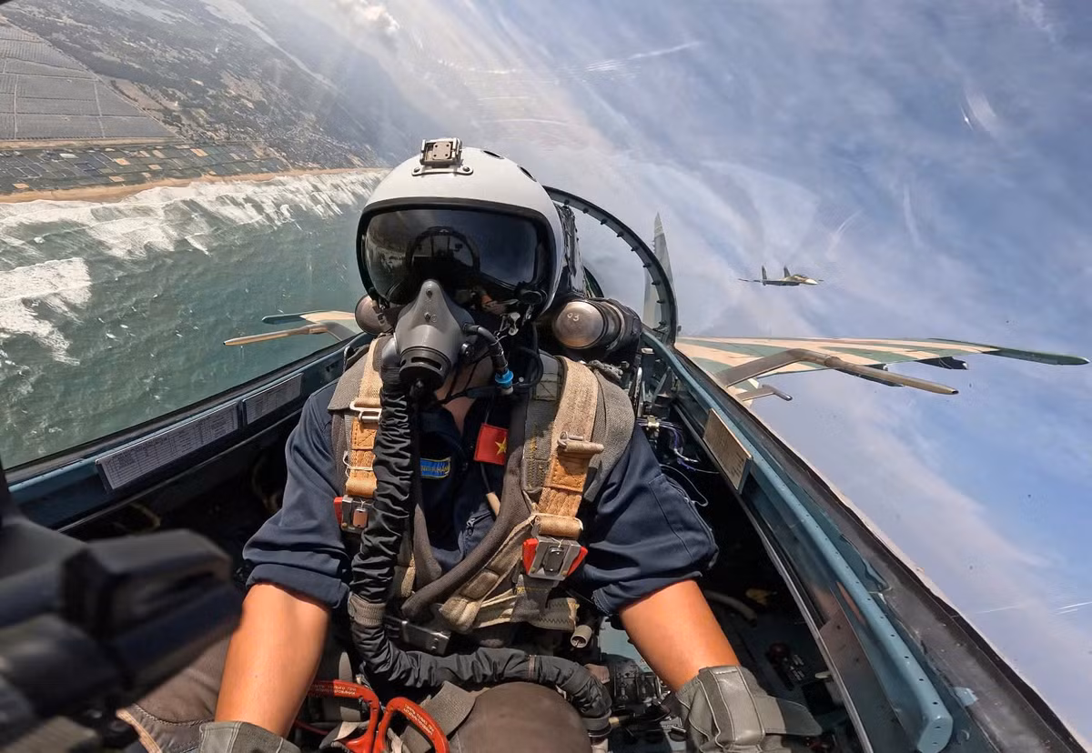 Dai uy Nguyen Hoang Hai Quang: Duoi canh bay la thieng lieng To quoc-Hinh-4