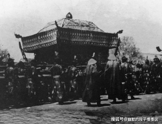 Khi hoàng đế Quang Tự cận kề cái chết, Từ Hi thái hậu đón Phổ Nghi vào cung để chuẩn bị đưa lên làm tân vương tiếp theo. Vào ngày 21/10/1908, vua Quang Tự băng hà, hưởng thọ 38 tuổi. Điều bất ngờ là tang lễ của ông hoàng nhà Thanh có nhiều điều khó tin xảy ra.