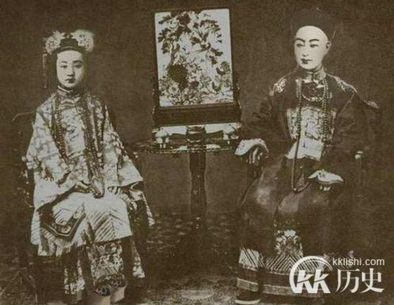 Đây là điều chưa từng xảy ra trước đó. Thông thường, khi hoàng đế băng hà, cả nước sẽ tổ chức đại tang với thời gian để tang là 3 năm nhưng thực chất chỉ là 27 tháng. Trong thời gian đó, dân chúng không được phép tổ chức tiệc tùng, cưới hỏi...