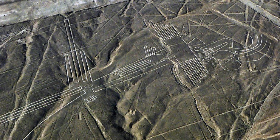 Người Nazca khắc sâu vào lòng đất để tạo ra các geoglyph với các hình thù khác nhau như đường thẳng, chim muông, động vật, thậm chí là "quái thú" mang dáng dấp con người.