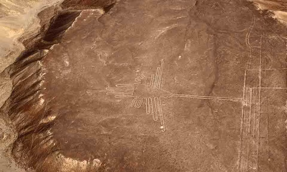 Thông qua cách cào bỏ lớp đất sẫm màu phía trên nhằm để lộ lớp đất trắng hơn bên dưới, người Nazca tạo nên đường viền cho các hình thù khổng lồ trên cao nguyên và tồn tại đến ngày nay.