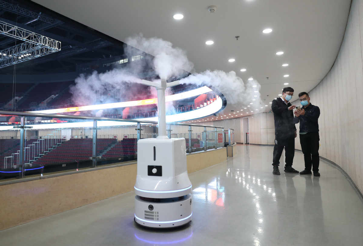Robot sát khuẩn phòng COVID-19 phục vụ Olympic mùa đông 2022 có vai trò chính trong việc khử trùng sân.