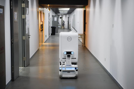 Robot sát khuẩn phòng COVID-19 của Trung Quốc sử dụng pin để có thể hoạt động liên tục trong 4 - 5 tiếng.