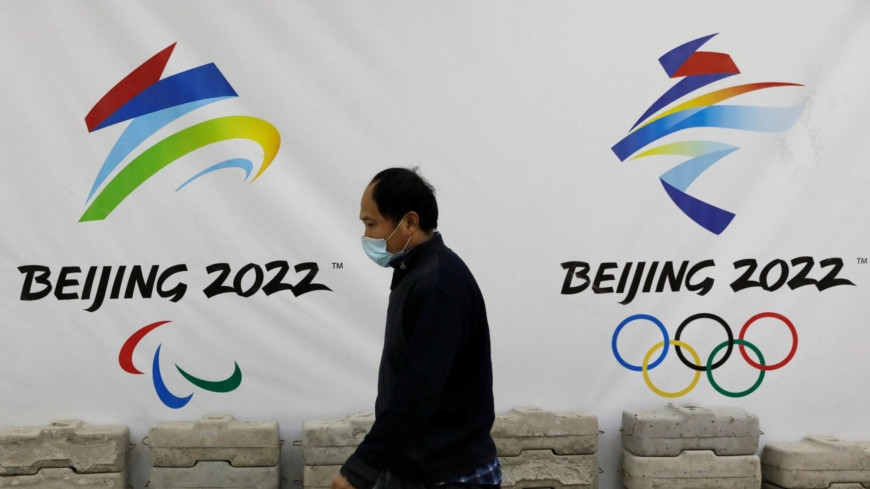 Ở những khu vực có diện tích nhỏ hơn, một robot khác sẽ thực hiện nhiệm vụ chiếu xạ diệt khuẩn bằng tia cực tím.