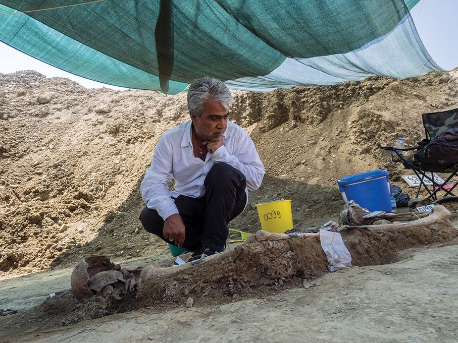 Hergune cùng 2 người khác bị binh sĩ đưa đến một hang động sâu trong núi. Tiếp đến, họ cho nổ mìn khiến cửa hang đổ sập, đất đá vùi lấp lối vào.