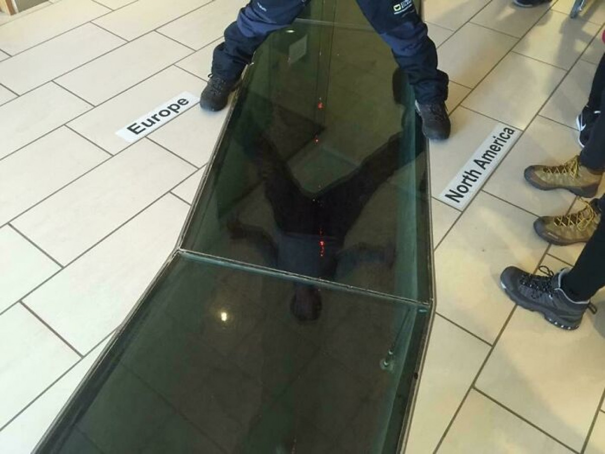 Có những nơi ở Iceland mà bạn có thể đứng trên mảng kiến tạo Bắc Mỹ và châu Âu cùng lúc. Vết đứt gãy này được tạo ra từ một trận động đất.