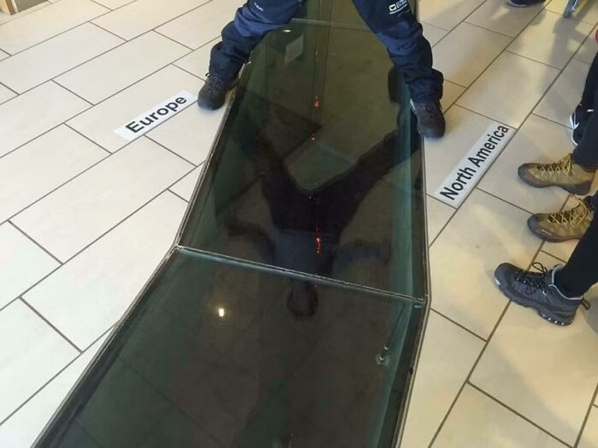 Có những nơi ở Iceland mà bạn có thể đứng trên mảng kiến tạo Bắc Mỹ và châu Âu cùng lúc. Vết đứt gãy này được tạo ra từ một trận động đất.