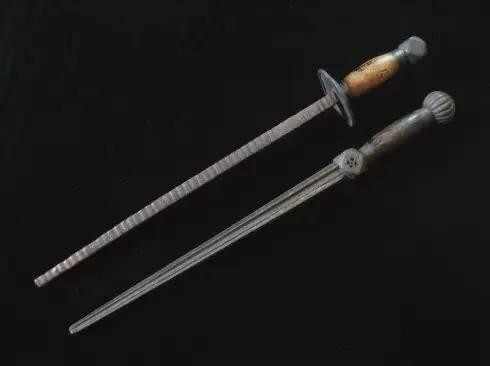 Các chuyên gia xem chiếc giản đó như báu vật nên cẩn thận kiểm tra vũ khí này nhằm tránh bị hư hại.