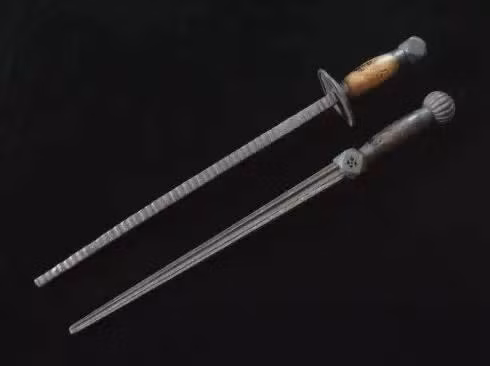 Các chuyên gia xem chiếc giản đó như báu vật nên cẩn thận kiểm tra vũ khí này nhằm tránh bị hư hại.