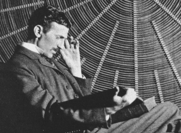 Cụ thể, vào những năm 1930, Nikola Tesla tiết lộ với tờ New York Times rằng đã theo đuổi một dự án phát triển "tia tử thần" có thể khiến đội quân hàng triệu người mất mạng chỉ trong nháy mắt.