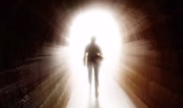 Nhiều trường hợp sống sót sau khi suýt chết cho hay đã nhìn thấy linh hồn thoát ra khỏi thể xác, gặp gỡ người thân đã mất, nhìn thấy ánh sáng chói lòa, đặt chân đến thiên đường...