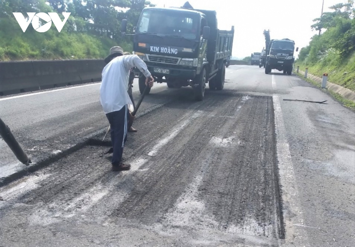 Khac phuc hu hong tren Quoc lo 1A qua cac tinh Mien Trung-Hinh-3