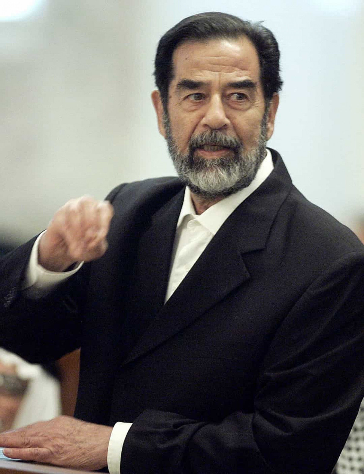 Chiến dịch Bình minh Đỏ (2003). Vào ngày 13/12/2003, nhà lãnh đạo Iraq Saddam Hussein (trong ảnh) bị lực lượng quân sự Mỹ bắt ở thị trấn ad-Dawr gần Tikrit. Chiến dịch quân sự kéo dài 8 tháng này được đặt theo tên của bộ phim “Bình minh Đỏ”.