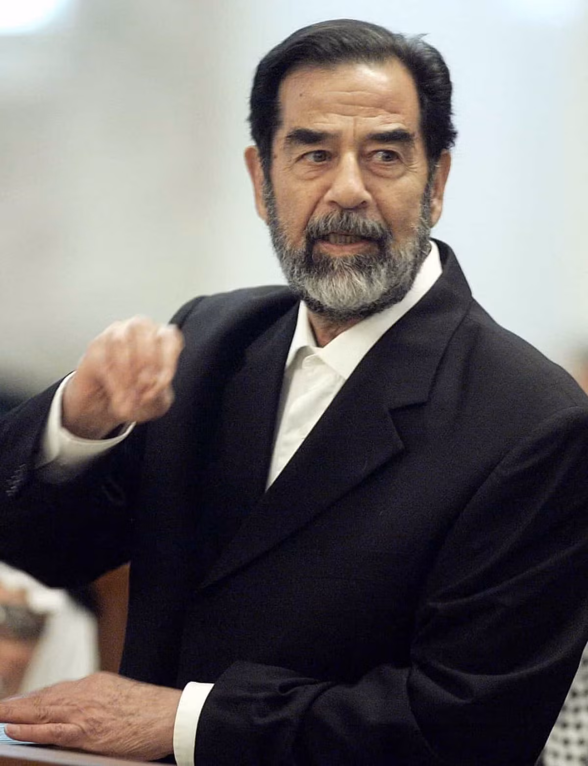 Chiến dịch Bình minh Đỏ (2003). Vào ngày 13/12/2003, nhà lãnh đạo Iraq Saddam Hussein (trong ảnh) bị lực lượng quân sự Mỹ bắt ở thị trấn ad-Dawr gần Tikrit. Chiến dịch quân sự kéo dài 8 tháng này được đặt theo tên của bộ phim “Bình minh Đỏ”.