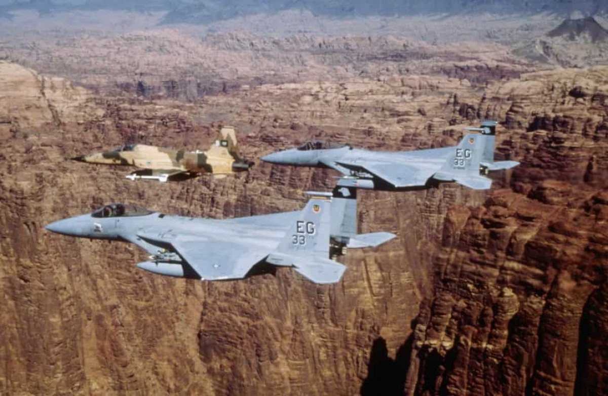 Chiến dịch Bão táp Sa mạc (1991). Trước việc Iraq xâm lược Kuwait ngày 2/8/1990, lực lượng liên minh do Mỹ dẫn đầu đã huy động lực lượng ở Saudi Arabia với mật danh Chiến dịch lá chắn Sa mạc. Giai đoạn chiến đấu được gọi là Chiến dịch Bão táp Sa mạc diễn ra từ ngày 17/1 - 28/2/1991.