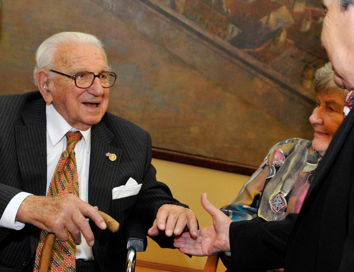 Trong tình huống đó, ông Winton nhận thấy bản thân có thể giúp đỡ đưa những đứa trẻ Do Thái trốn thoát sang Anh hoặc tới các nước khác ở châu Âu. Vì vậy, sau khi suy nghĩ kỹ, ông Winton đã dùng căn phòng thuê trong khách sạn ở Praha làm nơi trung chuyển.