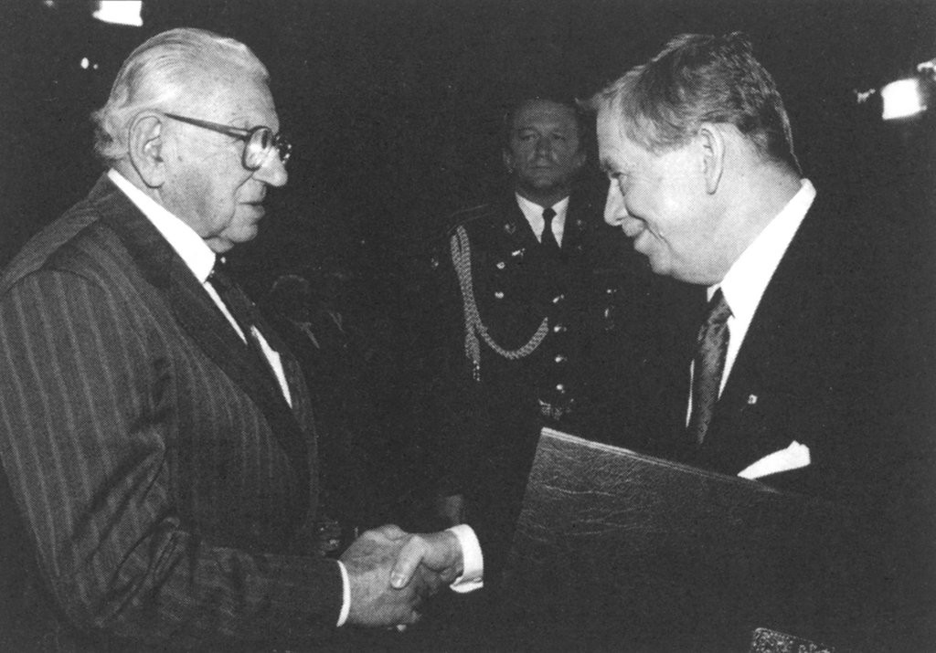 Tại nơi này, ông Winton gặp gỡ rất nhiều cặp vợ chồng người Do Thái đang tìm cách gửi con cái mình đến một nơi an toàn để trốn khỏi việc bị Đức quốc xã bắt đưa đến các trại "tử thần".