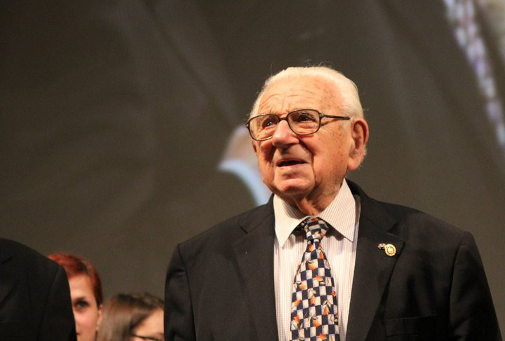 Nhiều người cảm nhận được rằng, chiến tranh sắp nổ ra. Khi Đức quốc xã châm ngòi cuộc chiến thì người dân, bao gồm cả trẻ em sẽ đối mặt với những mất mát, đau thương.