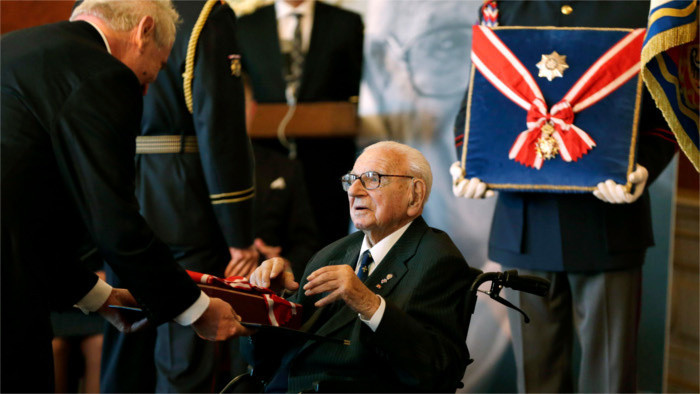 Ông Blake khi ấy làm công việc trợ giúp những người tị nạn ở Sudetenland, khu vực phía tây của Tiệp Khắc (ngày nay là Czech và Slovakia) vừa bị Đức sáp nhập. Thành phố lúc ấy có khoảng 250.000 người dân, chủ yếu là người Do Thái.