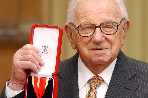 Mọi việc bắt đầu vào một ngày của tháng 12/1938. Khi ấy, ông Winton (sinh năm 1909 tại Anh) là nhà môi giới chứng khoán. Ông có hẹn với bạn đến Thụy Sĩ trượt tuyết. Tuy nhiên, ông đã hủy kỳ nghỉ mà không hề do dự và bay tới Praha khi người bạn Martin Blake nhờ giúp đỡ.