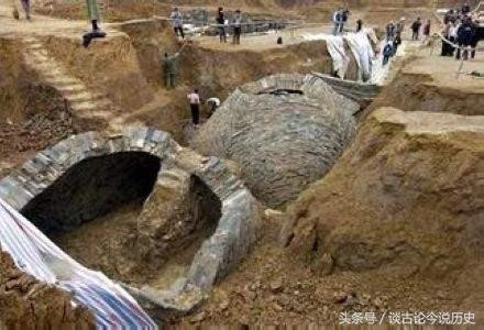 Theo các chuyên gia, ngôi mộ cổ có dấu hiệu bị mộ tặc xâm phạm khi các đồ tùy táng bên trong khá lộn xộn. Thế nhưng, may mắn là bên trong mộ vẫn còn khá nhiều đồ mai táng giá trị.