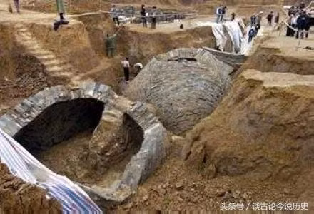 Theo các chuyên gia, ngôi mộ cổ có dấu hiệu bị mộ tặc xâm phạm khi các đồ tùy táng bên trong khá lộn xộn. Thế nhưng, may mắn là bên trong mộ vẫn còn khá nhiều đồ mai táng giá trị.