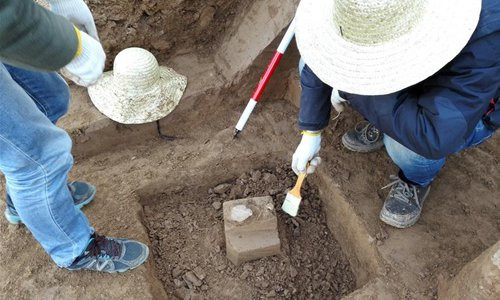 Giả thuyết khác suy đoán sau khi đặt thịt bò vào bên trong vạc đồng, ngôi mộ được bịt kín. Do không khí bên ngoài không thể lọt vào bên trong nên làm chậm quá trình phân hủy số thịt bò đó.