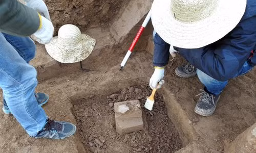 Giả thuyết khác suy đoán sau khi đặt thịt bò vào bên trong vạc đồng, ngôi mộ được bịt kín. Do không khí bên ngoài không thể lọt vào bên trong nên làm chậm quá trình phân hủy số thịt bò đó.