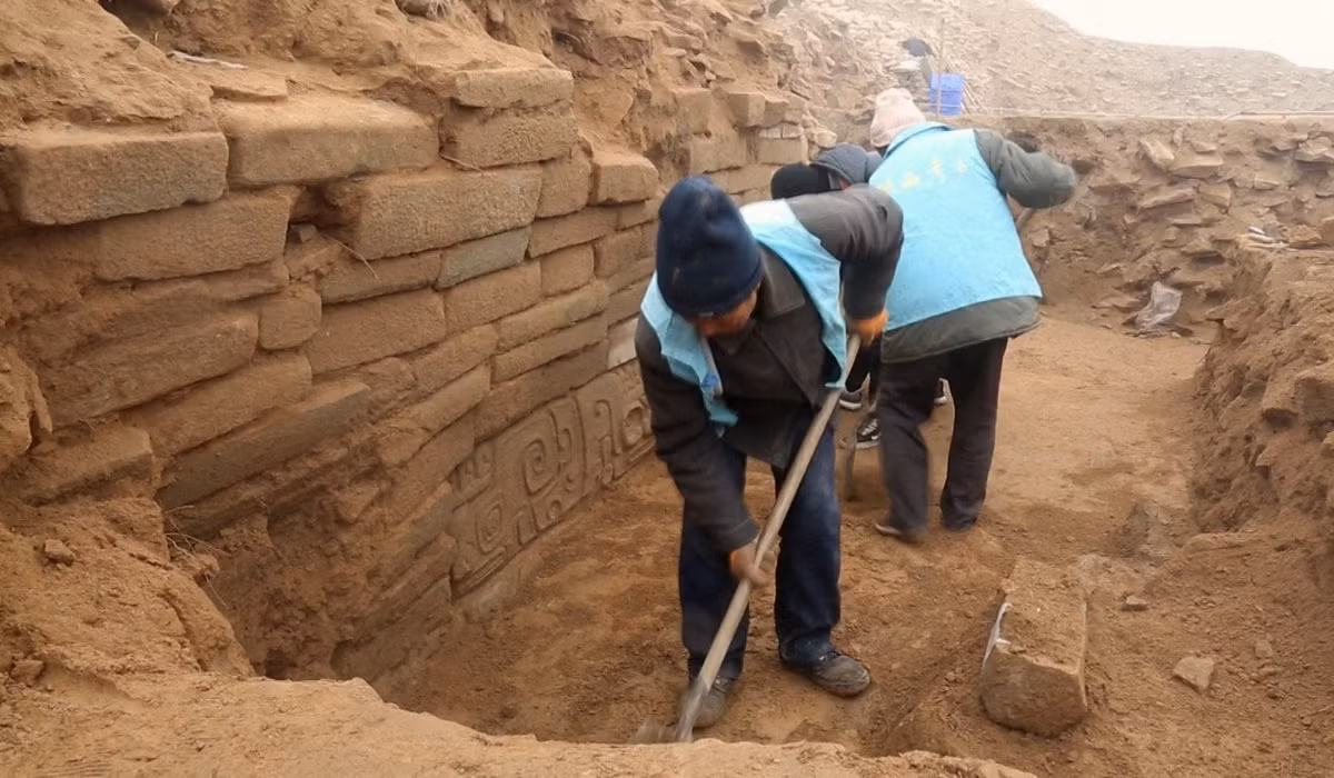 Trước sự việc này, các chuyên gia đưa ra một số giả thuyết. Một quan điểm cho rằng, người xưa đã làm khô thịt bò trước khi đặt vào bên trong vạc đồng. Nhờ vậy, món thịt này còn tới ngày nay.