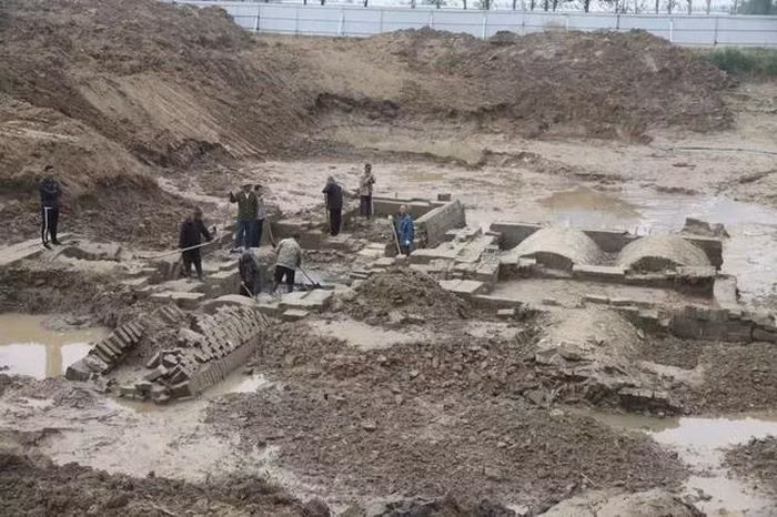 Sau khi nhận được tin báo của người dân, các chuyên gia khảo cổ tới hiện trường và tiến hành cuộc khai quật. Theo quan sát và kiểm tra của nhóm chuyên gia, đỉnh của ngôi mộ xây bằng gạch xanh.