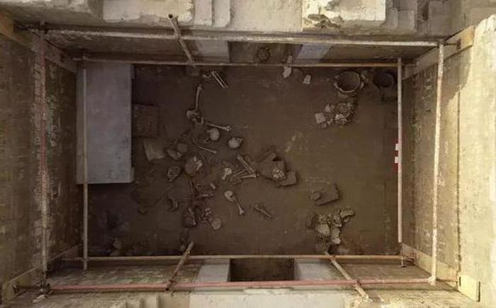 Từ hình dáng và cấu trúc của 2 ngôi mộ, các chuyên gia suy đoán chúng có từ thời nhà Hán. Tổng diện tích của 2 mộ cổ khoảng 300 m2.